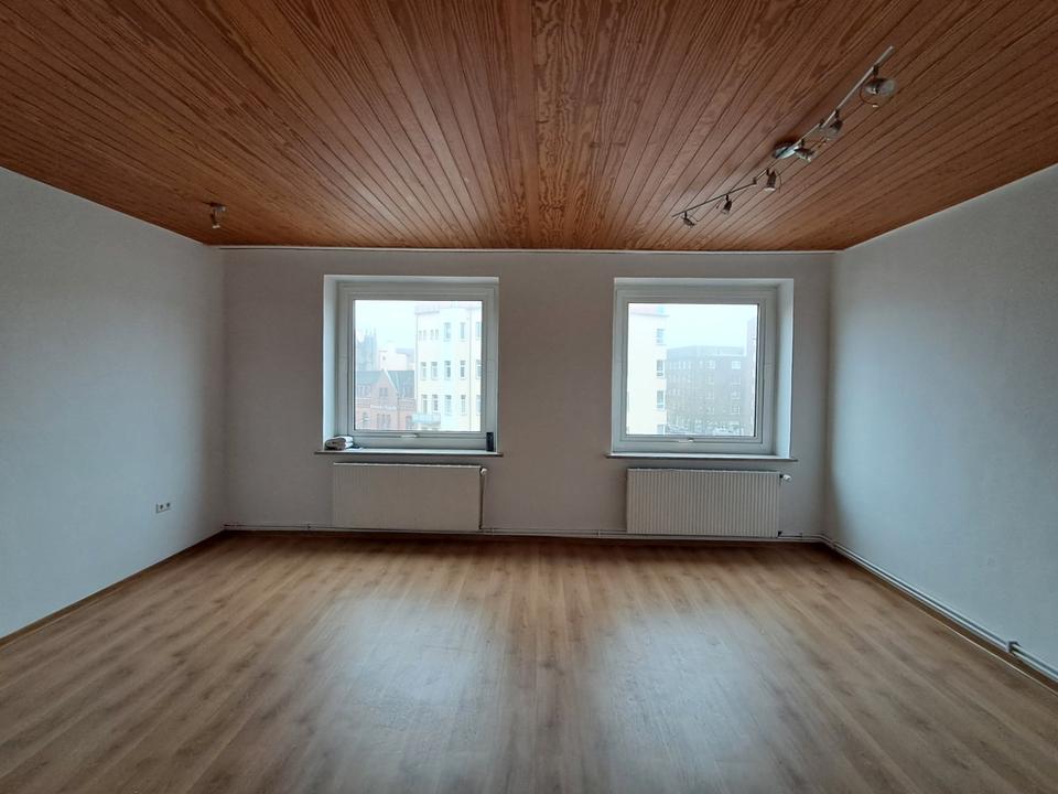 Thumbnail-Anfragen NUR per E-Mail. Große 2-Zimmer Wohnung im 3.OG in der Nahe Lloyd Gymnasium Bremerhaven.