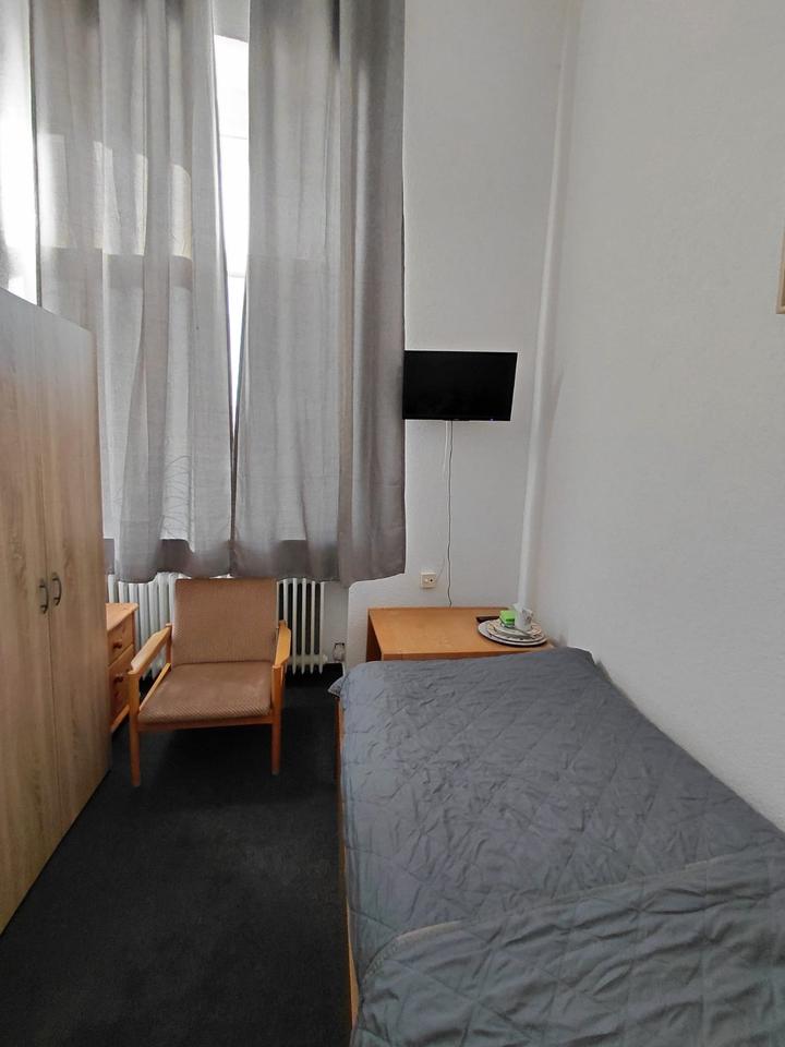 Thumbnail-Titz – Möbliertes kleines Zimmer mit TV & Kühlschrank – 250 € War