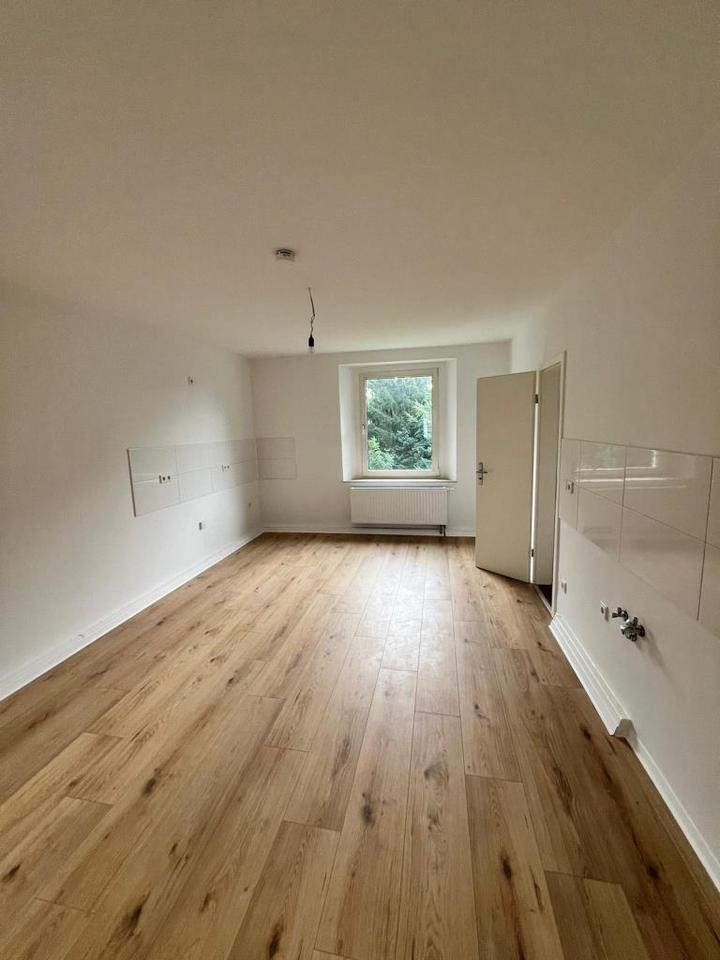Thumbnail-Kernsanierte tolle 2 Zimmer Wohnung mit großer Küche