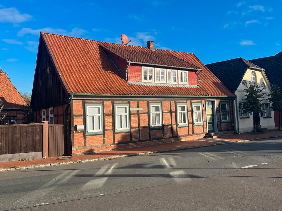 Thumbnail-Denkmalgeschütztes Fachwerkhaus mit Nebengebäude und Garage