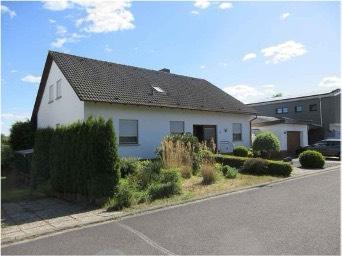 Thumbnail-Einfamilienhaus mit Garage in Bad Königshofen