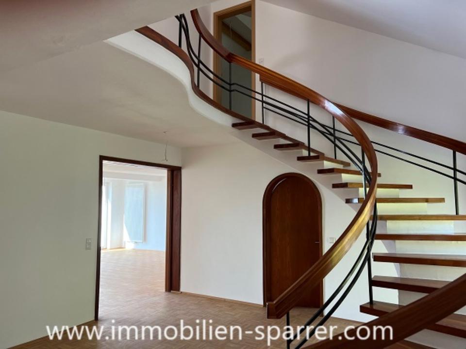 Thumbnail-Großzügige, helle 7-Zimmer-Maisonette-Wohnung mit wunderbarem Blick sowie Balkon, inkl. Gartennutzung und Carport