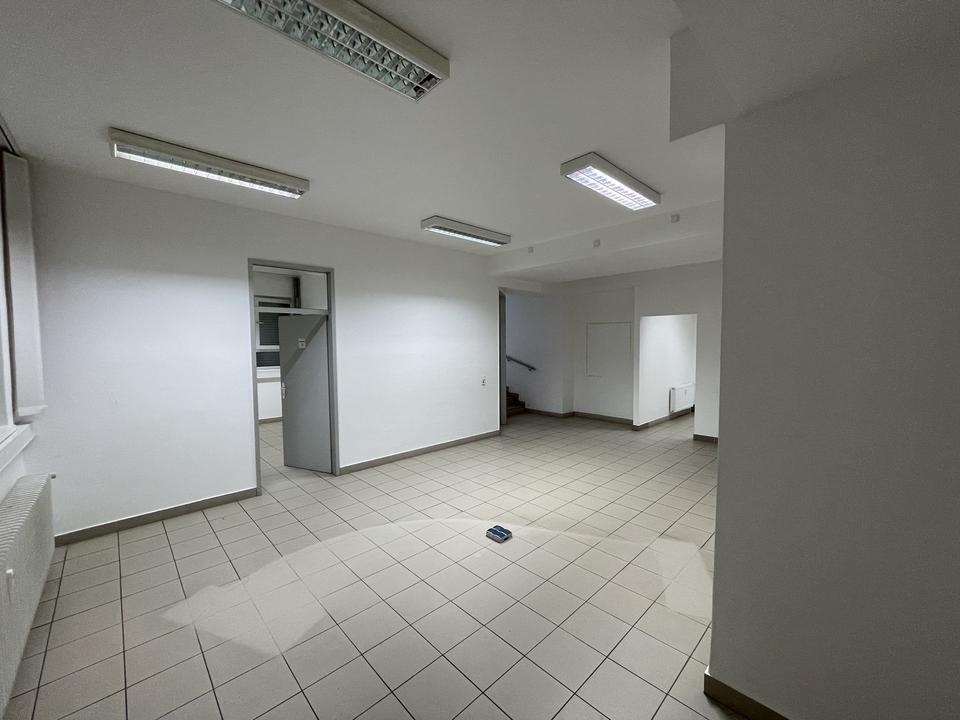 Thumbnail-Großräumige Büro- Praxisfläche in Frankfurt Nied mit 4 Stellplätzen zu vermieten! [HMR-O09E01]