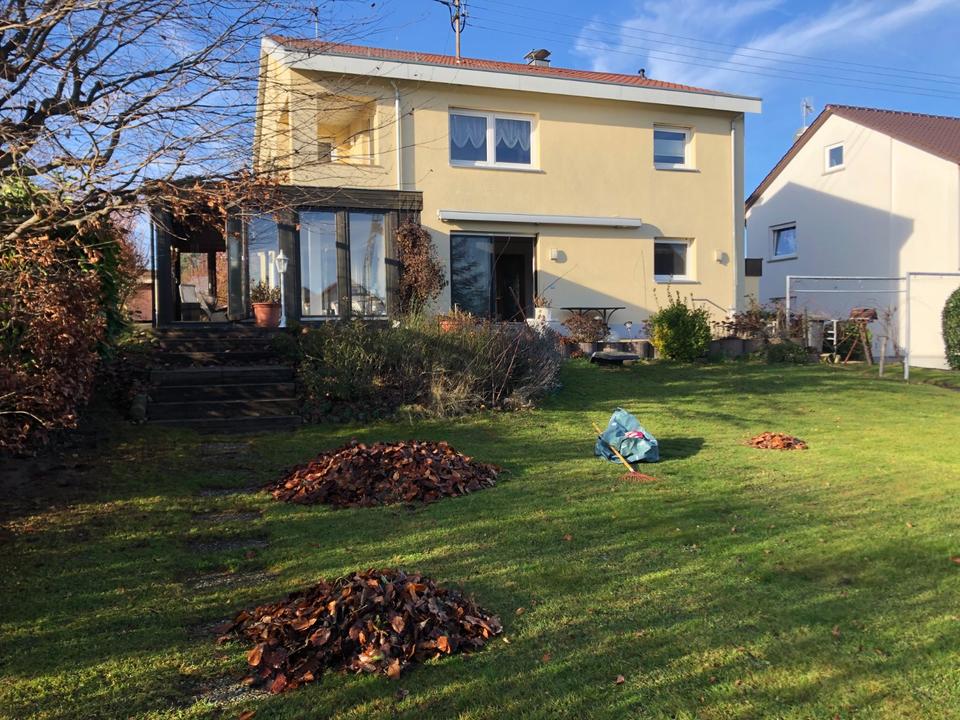 Thumbnail-Freistehendes Einfamilienhaus mit großem Garten