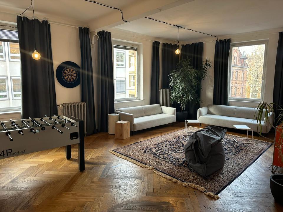 Thumbnail-vollausgestattete Arbeitsplätze in Altbau-Büro - All-In-Miete