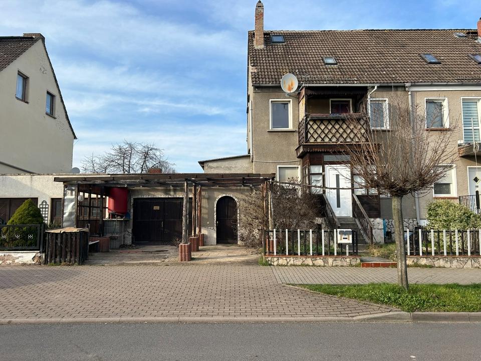 Thumbnail-Doppelhaushälfte mit Poolhaus und großem Garten