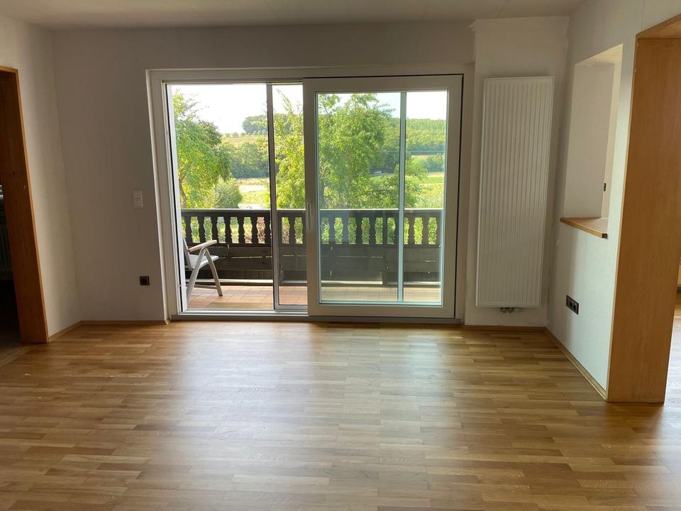 Thumbnail-Großzügige 4-Zimmer-Wohnung mit Balkon in Hettstadt