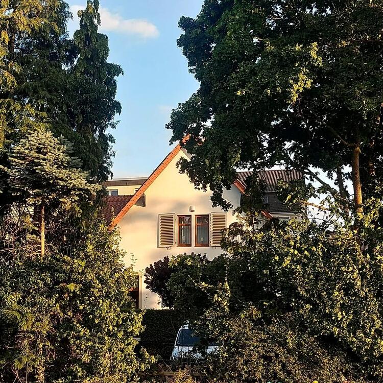 Thumbnail-Eingefriedetes Stadthaus mit Garage, Carport und Stellplätzen