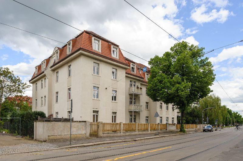 Thumbnail-Das um 1914 in offener Bebauung errichtete denkmalgeschützte Wohnhaus liegt in Dresden-Blasewitz und bildet mit der Wehlener Str. 7 ein Doppelhaus. Auf 4 Vollgeschossen mit ausgebautem...