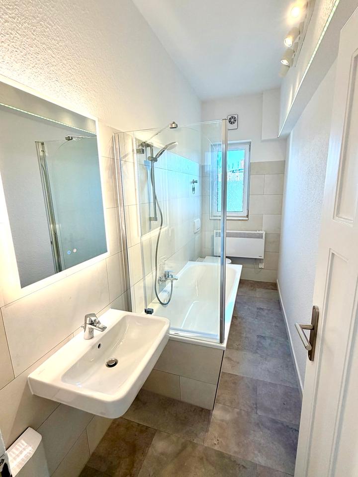 Thumbnail-Sanierte helle 4 Raum Wohnung EBK Klimaanlage Wannenbad m Fenster