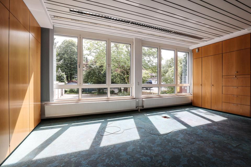 Thumbnail-Ca. 471 m² Büro und Praxisfläche im EG und UG + ca. 91 m² Lagerfläche im UG + 18 Stellplätze