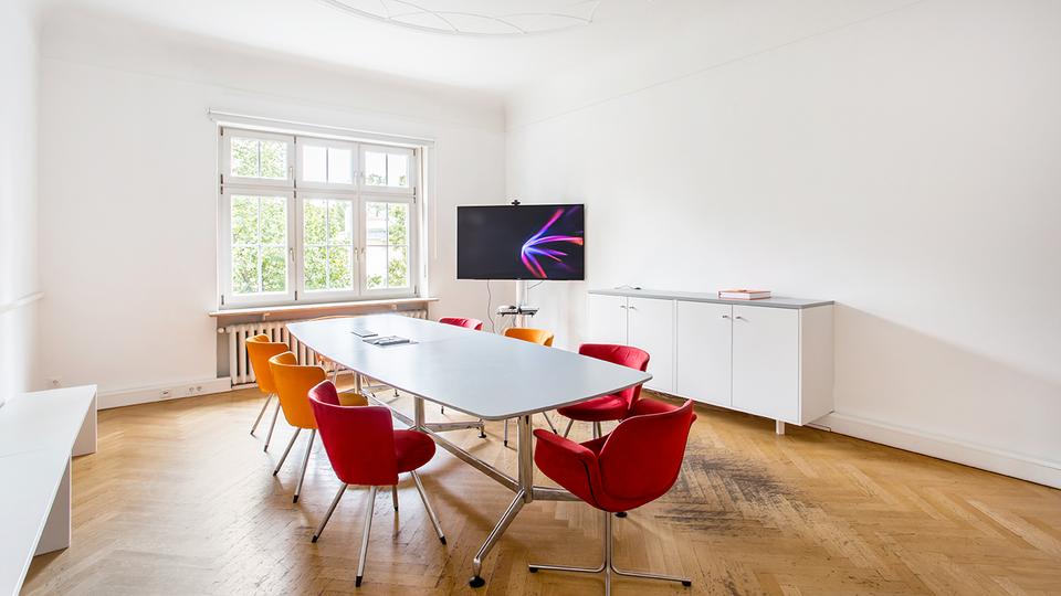 Thumbnail-8 offene Arbeitsplätze im repräsentativen Altbau-Büro in München – sofort
