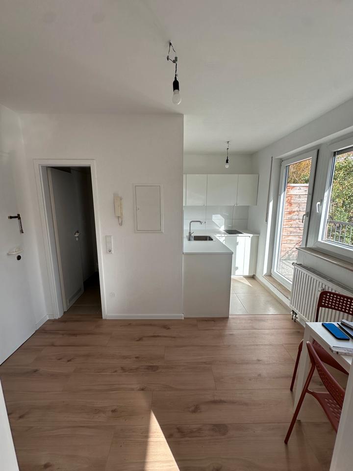 Thumbnail-Möblierte 1-Zimmerwohnung mit großer Dachterasse in Nbg-Schweinau