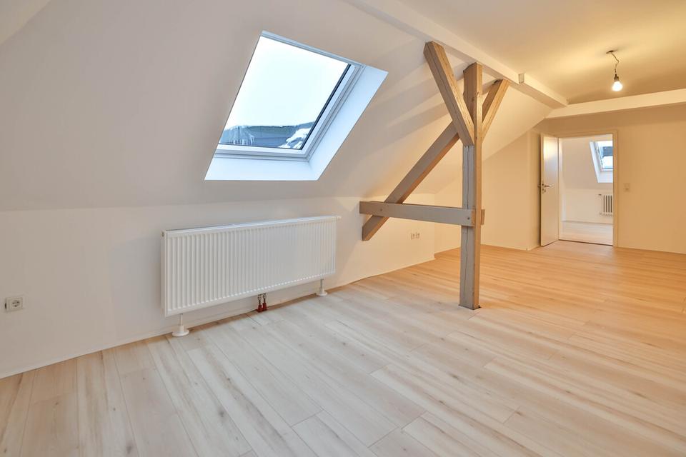 Thumbnail-Frisch renoviert! 2 Zimmer im Dachgeschoss m. Küche LI