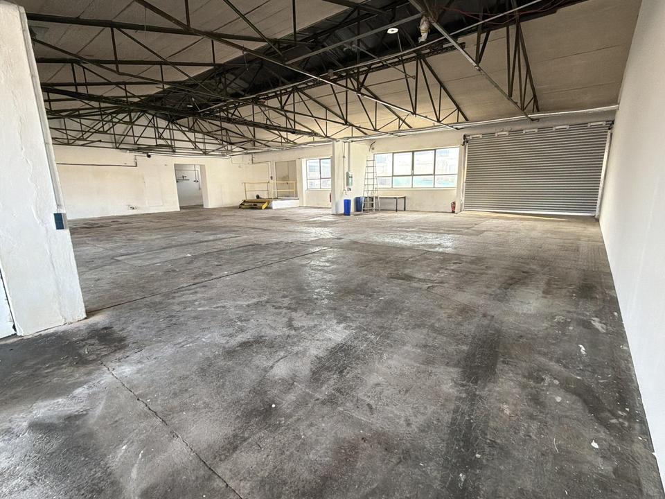 Thumbnail-Provisionsfrei und bezugsfertig: Helle Gewerbehalle nach Sanierung