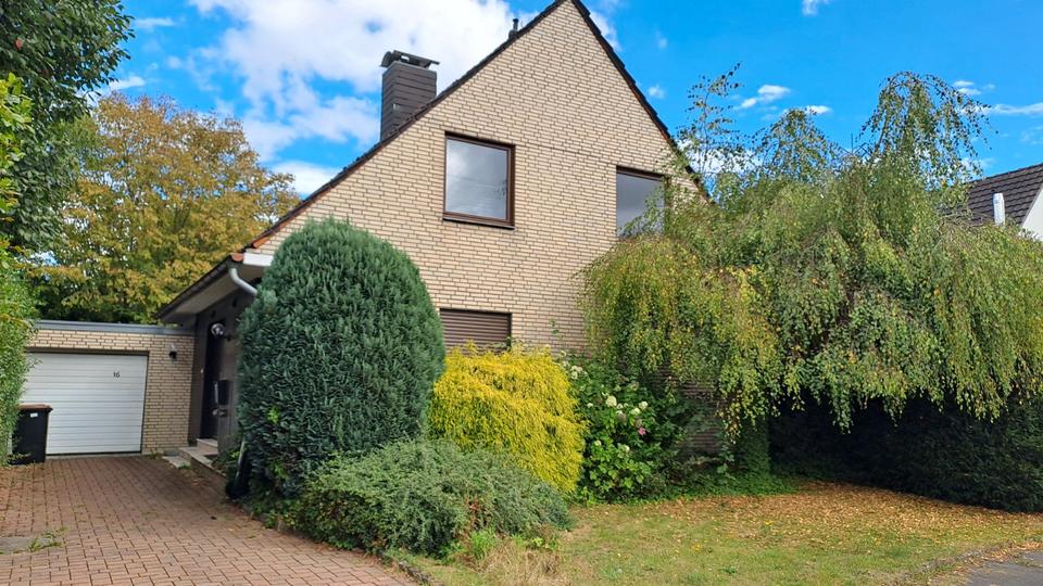 Thumbnail-Freistehendes Einfamilienhaus mit traumhaftem Grundstück, Garage