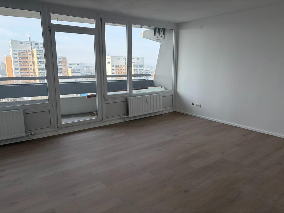 Thumbnail-Erstbezug nach Sanierung: 4 Zi. Luxus-Wohnung im 11. OG Balkon