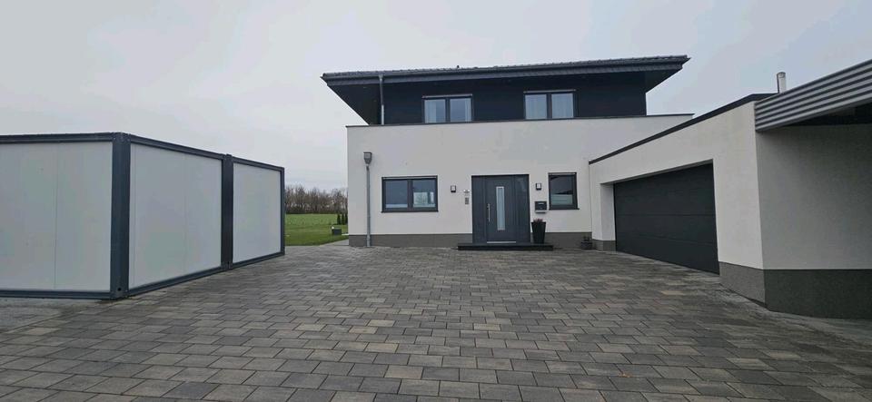 Thumbnail-Einfamilienhaus mit Garage, Carport und großem Grundstück.