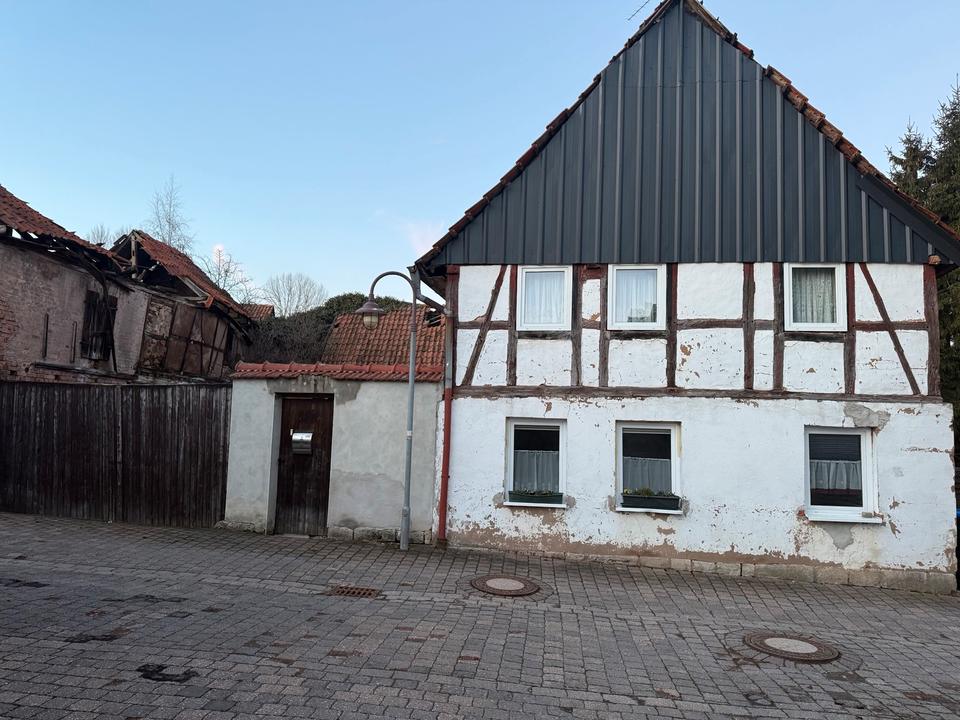 Thumbnail-Einfamilienhaus stark sanierungsbedürftig großes Grundstück