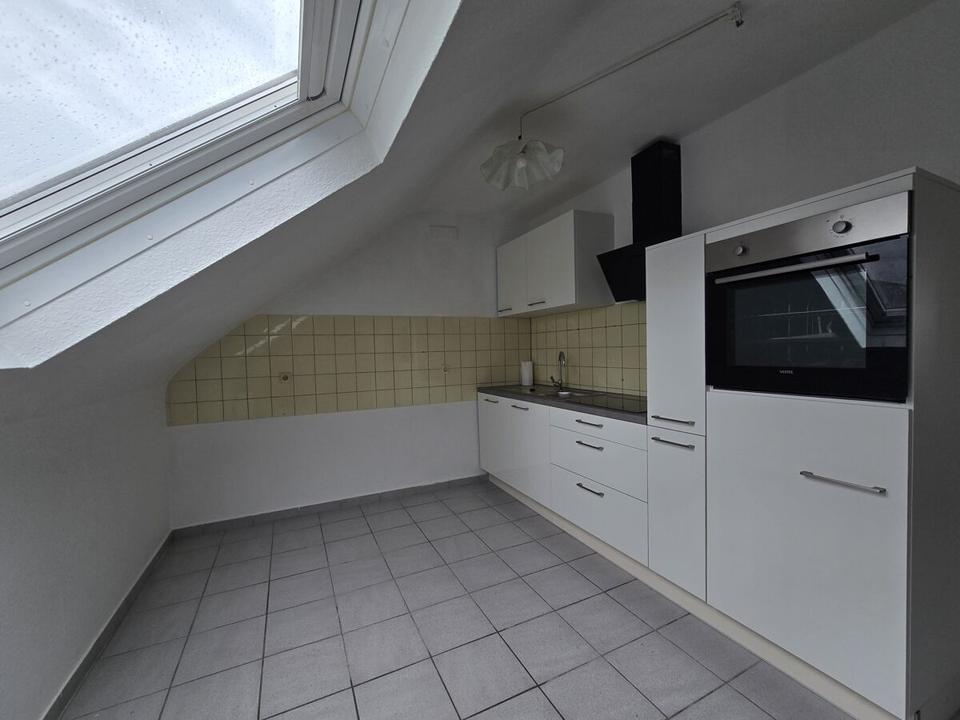 Thumbnail-Charmante, renovierte 3 Zi. Dachgeschoss Wohnung mit neuem Bad + neuer Einbauküche