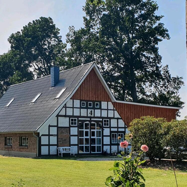 Thumbnail-Einfamilienhaus mit idyllischem Garten und großem Teich