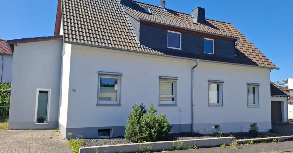 Thumbnail-Freistehendes Einfamilienhaus mit Doppelgarage und großem Garten