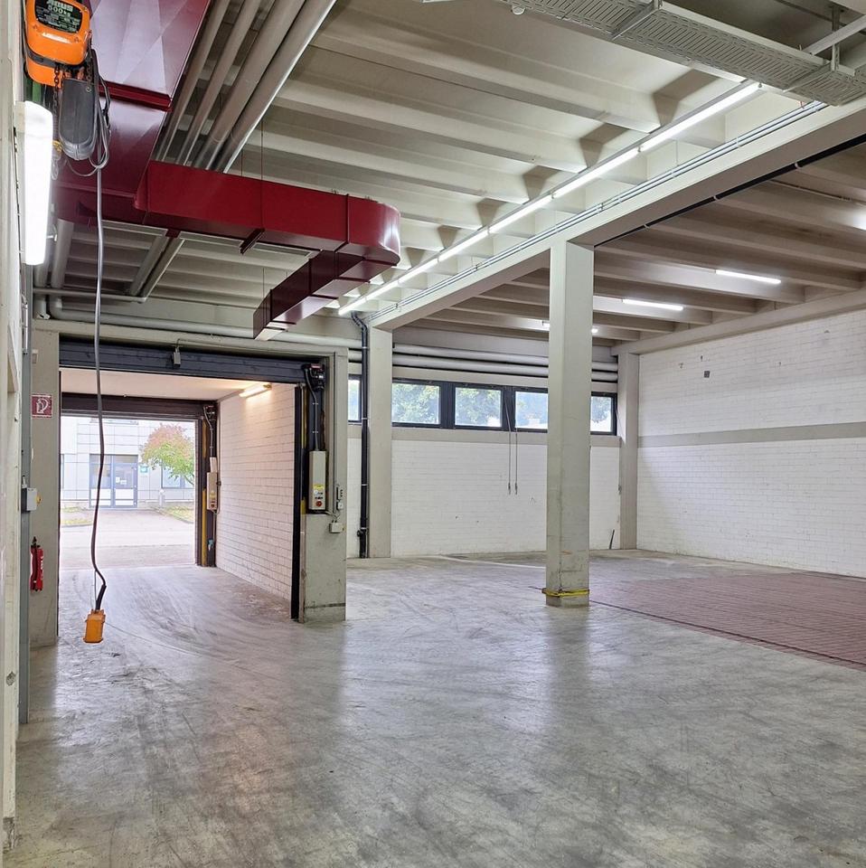 Thumbnail-Ebenerdige Lagerhalle mit Rolltorandienung in praktischer Größe
