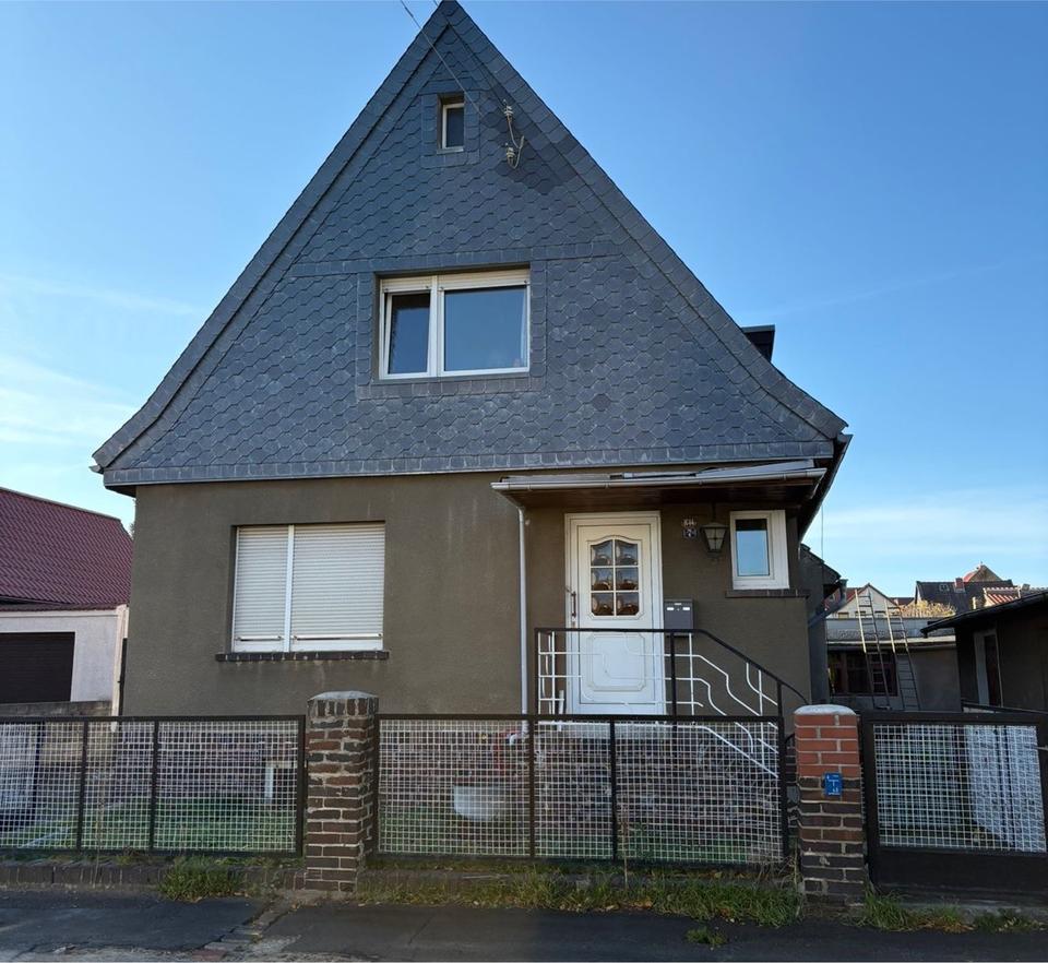 Thumbnail-Freistehendes Haus mit Dachterrasse & 2 Garagen in ruhiger Lage