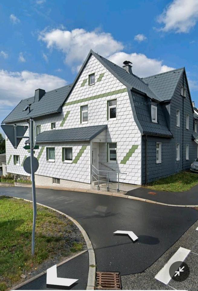 Thumbnail-Doppelhaushälfte mit drei Garagen und großem Garten