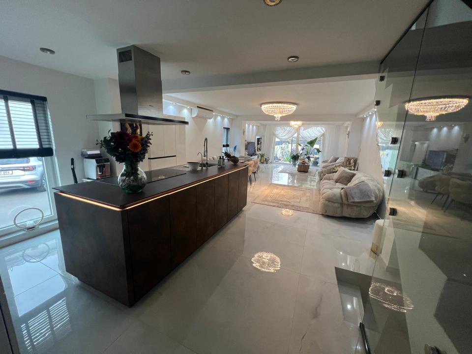 Thumbnail-Privatverkauf - Luxuriös kernsaniertes Reihenendhaus in Frankfurt