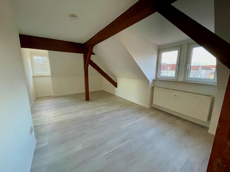 Thumbnail-Renovierte 2-Zimmer-Dachgeschosswohnung mit Balkon & Ausblick