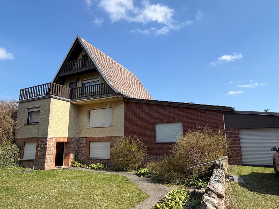 Thumbnail-Großzügiges Einfamilienhaus mit beheiztem Indoor-Pool, Kamin