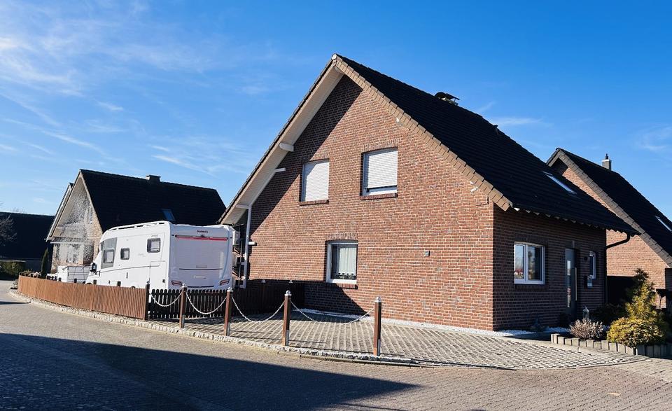 Thumbnail-Privat: Freistehendes Einfamilienhaus mit Garage und Stellfläche