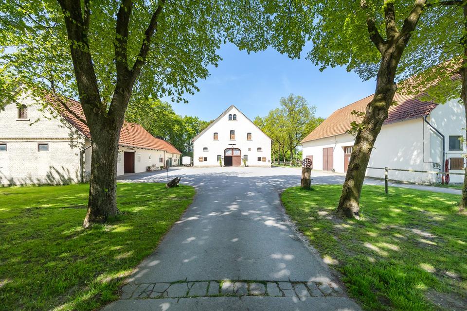 Thumbnail-Reitanlage mit Wohnhaus und Reithalle