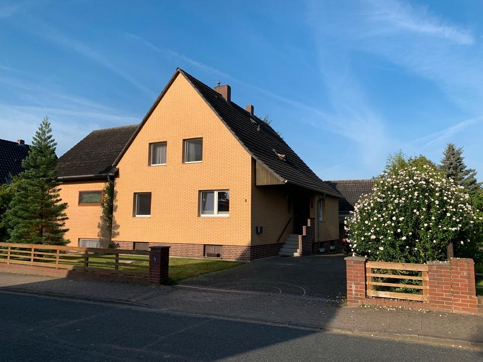 Thumbnail-Zweifamilienhaus mit Wintergarten, 2 Garagen und Stallgebäude