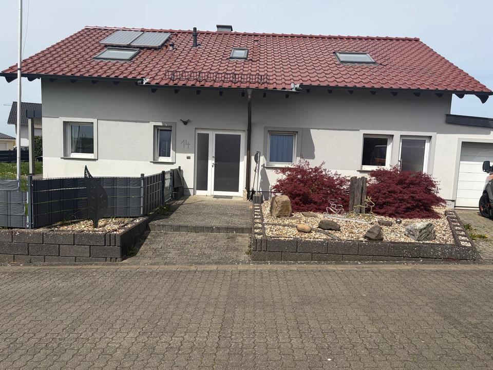 Thumbnail-Freistehendes Einfamilienhaus mit abgeschlossener Dachgeschosswoh