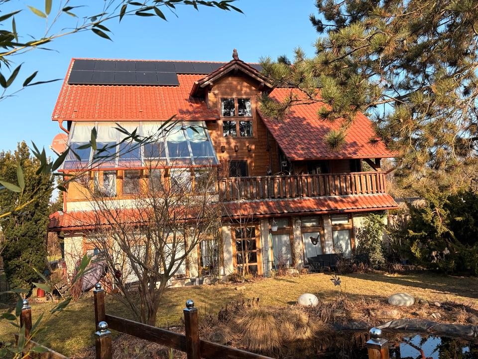 Thumbnail-Rarität: 330 qm großes Holzhaus, Solar und Pool, ruhig & zentral