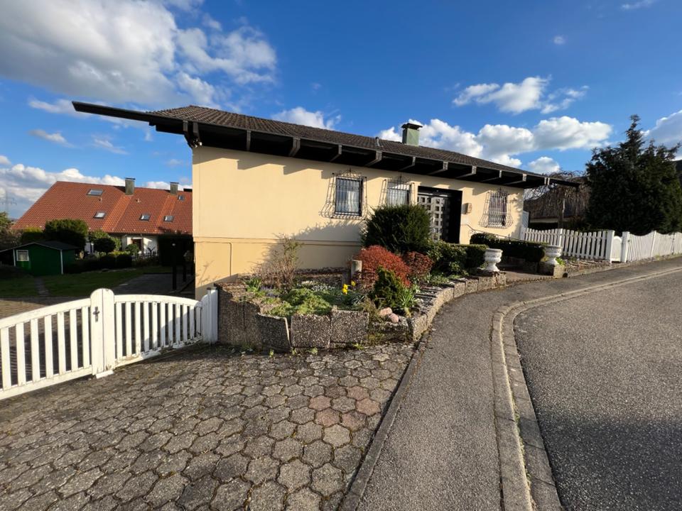 Thumbnail-Freistehendes Einfamilienhaus mit Einliegerwohnung