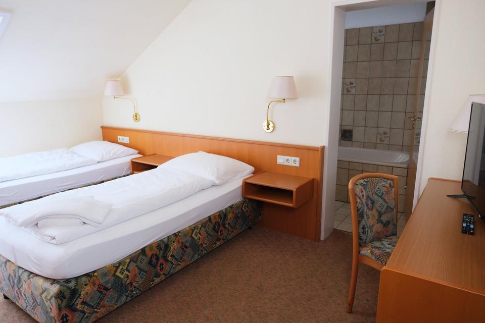 Thumbnail-Einfaches Dreibettzimmer mit Bad