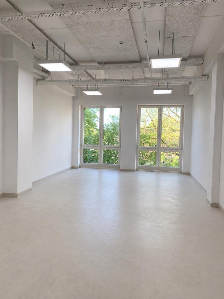 Thumbnail-Heller, großer Büroraum im Modezentrum Hamburg Schnelsen