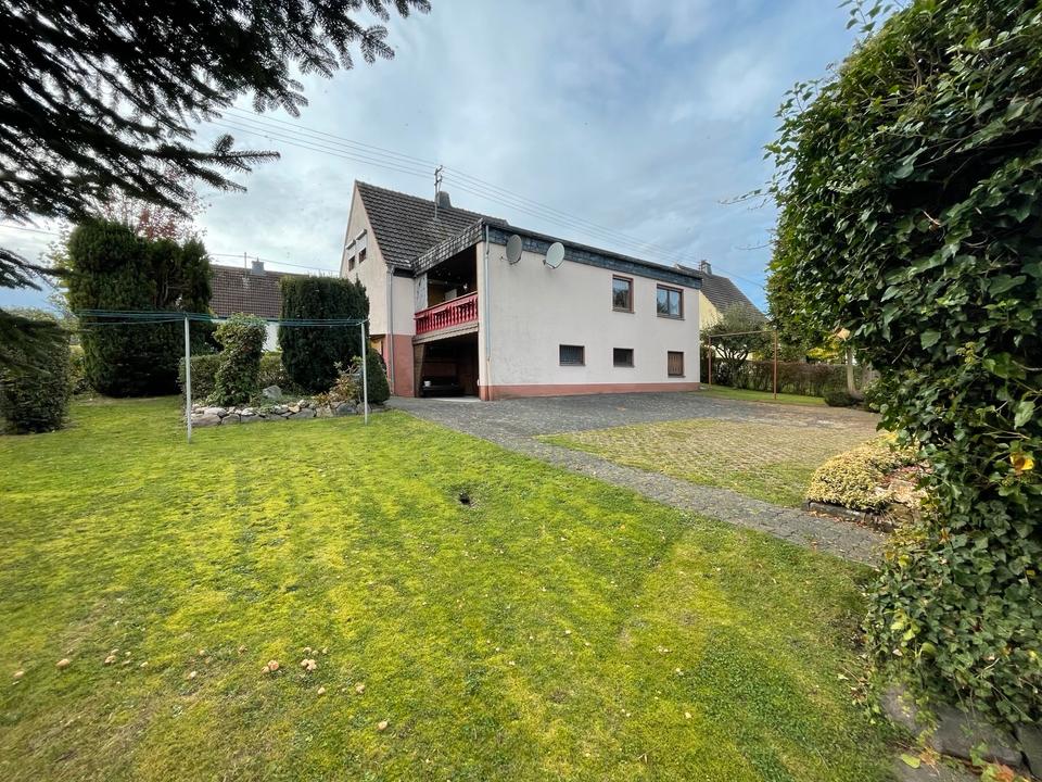 Thumbnail-Geraumiges Wohnhaus mit großem Grundstück zum Verkauf.