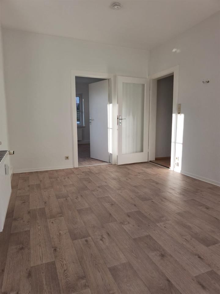 Thumbnail-Helle 2-Raum-Erdgeschosswohnung mit Wanne