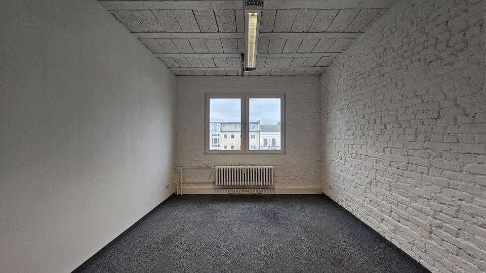Thumbnail-Helles Büro (21 m²) für 1–3 Arbeitsplätze mit Fenster, Aufzug und Glasfaser – ab April