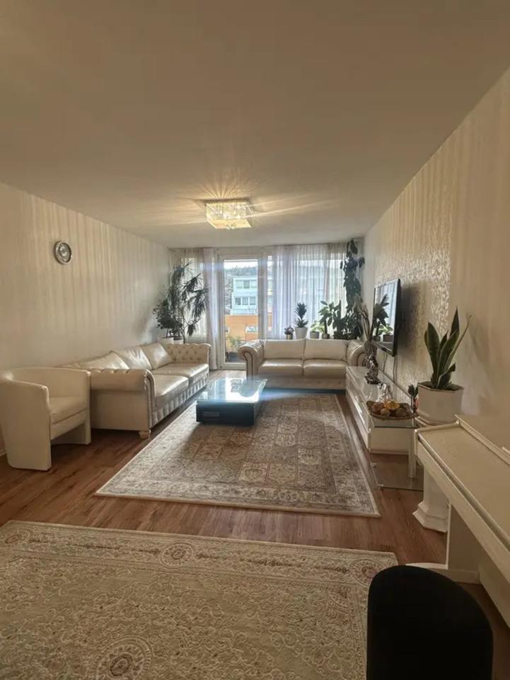 Thumbnail-Helle 4-Zimmer-Wohnung mit Einbauküche und Tiefgarage