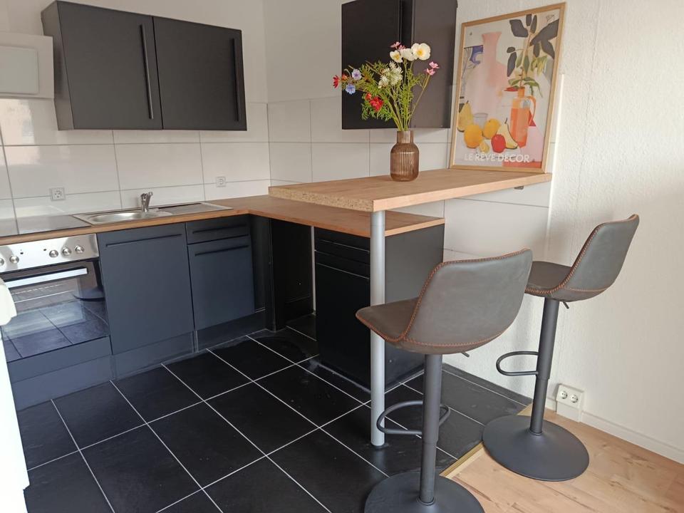 Thumbnail-Schöne 3 Zi.-Wohnung mit neuer Küchenzeile incl. E-Geräten, Thresen, Barhocker, Südbalkon ! Erstbezug nach Sanierung!