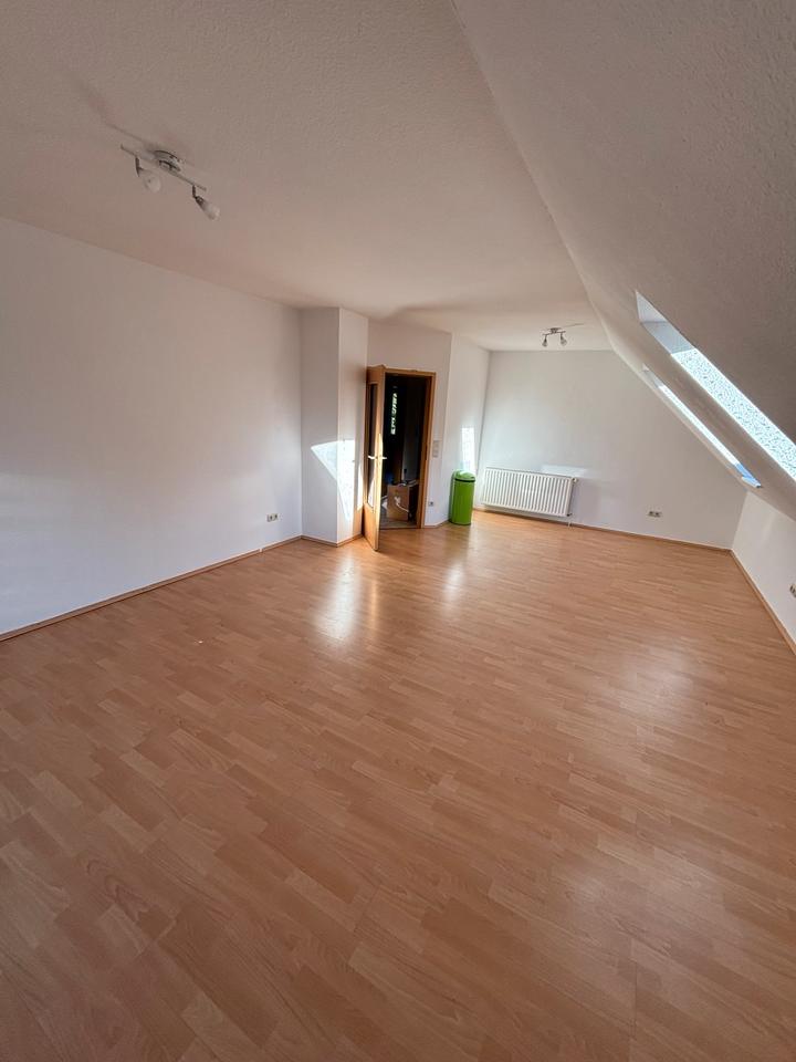 Thumbnail-Großzügige 3,5 Zimmer Dachgeschosswohnung mit Carport und Balkon