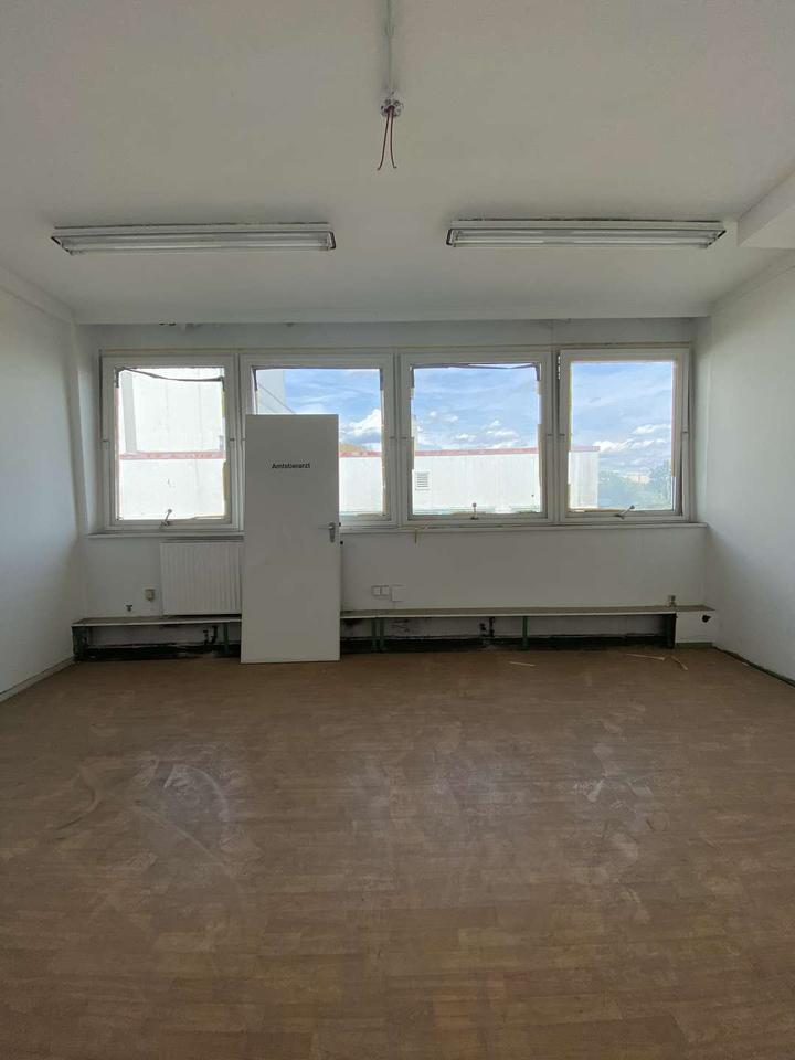 Thumbnail-Helle Bürofläche in renovierungsbedürftigen Zustand zu Miete