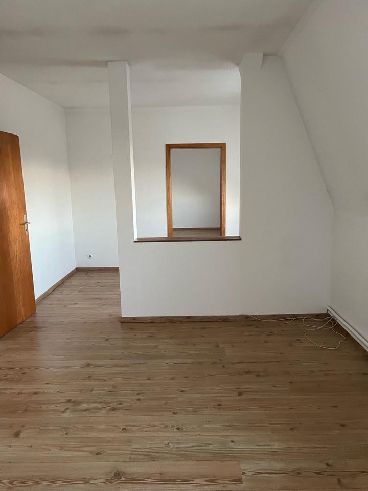 Thumbnail-Schöne Zwei-Zimmer Dachgeschosswohnung Bismarckstr. für 1-2 Pers.