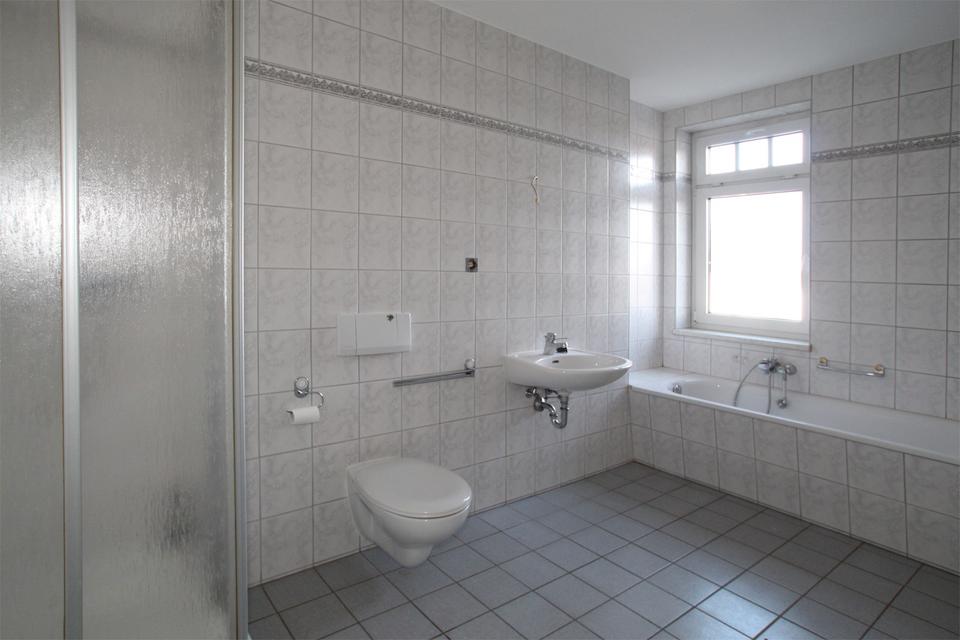 Thumbnail-Schöne Single-Wohnung mit großem Tageslichtbad mit Wanne und Dusche...