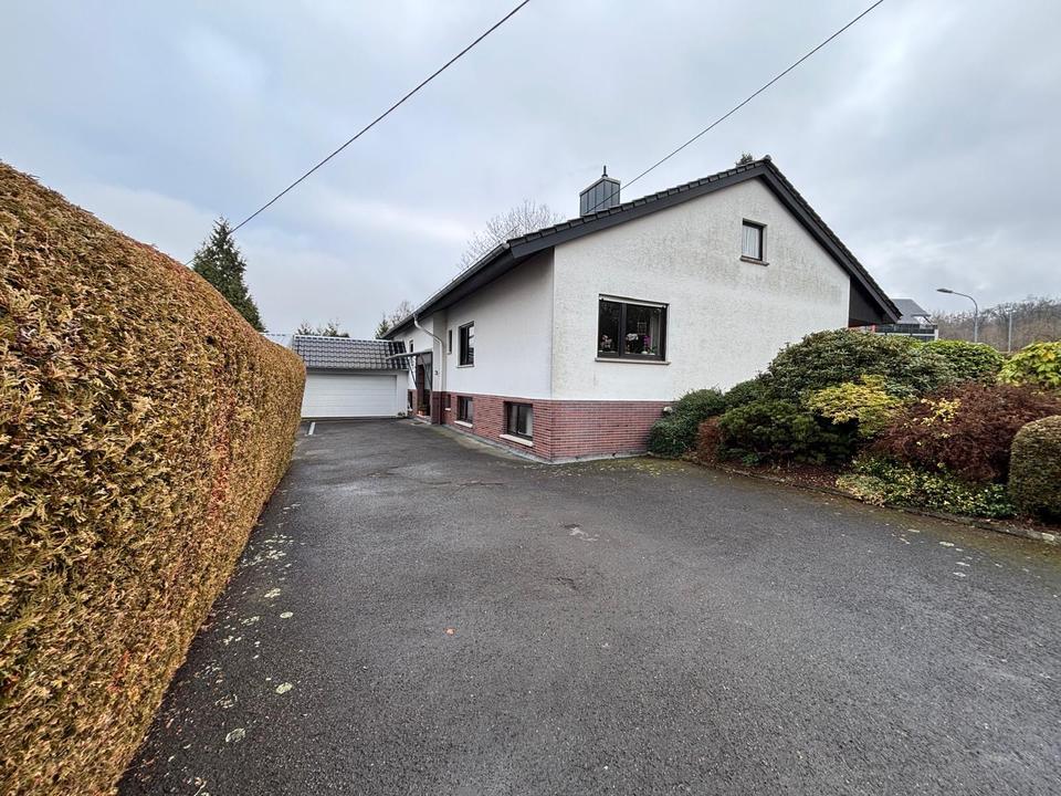 Thumbnail-Großzügiges Einfamilienhaus mit renovierter Einliegerwohnung